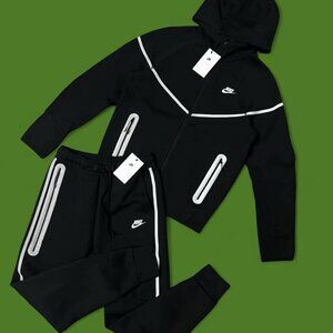 Men’s size Large Nike Tech Fleece Reflective Full-Zip Hoodie and Pants